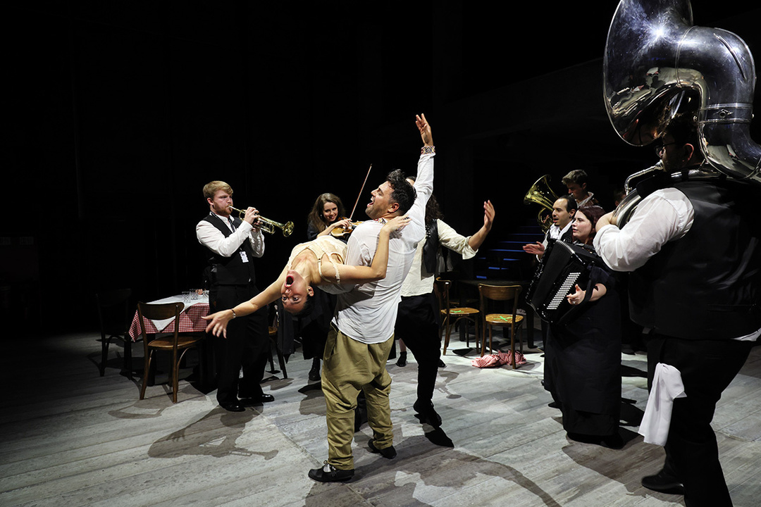 Will Bird, Georgina MacDonell Finlayson, Maria Stamenković Herranz (MSH), Aleksandar Timoktić, Blenard Azizaj, Maxim Kemp, Emilio Yañez Ruiz, Valerie Barr and James Seabrook; photo and background: Marco Anelli