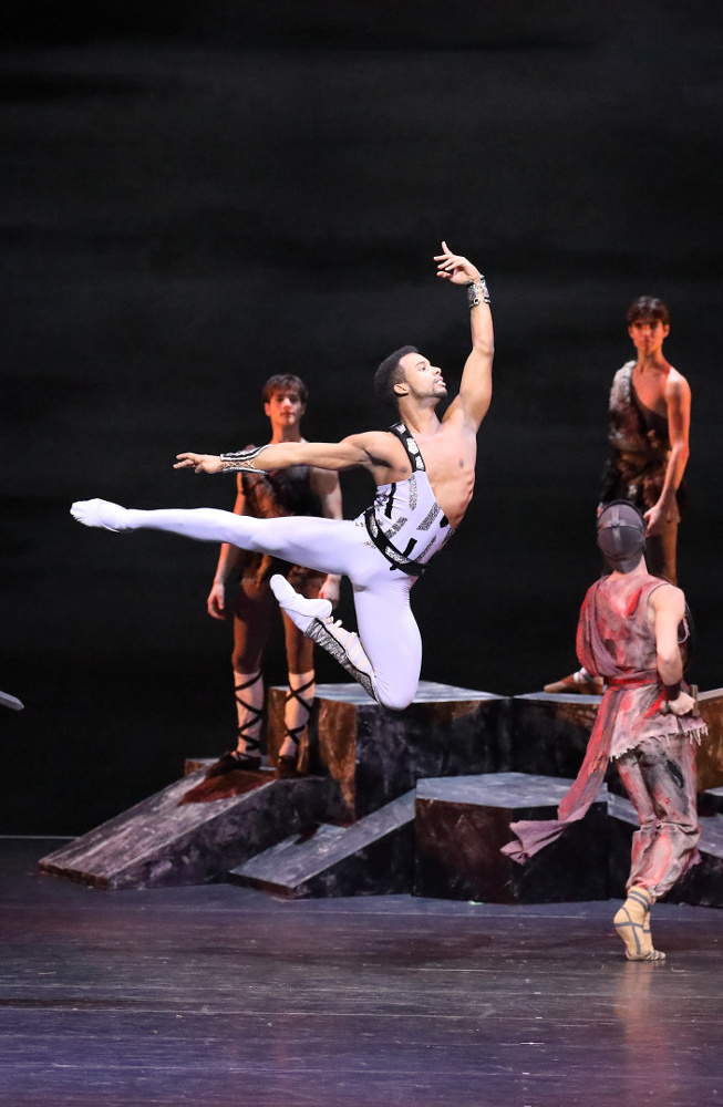 Osile Gouneo als Spartacus im gleichnamigen Ballett. Foto: Wilfried Hösl