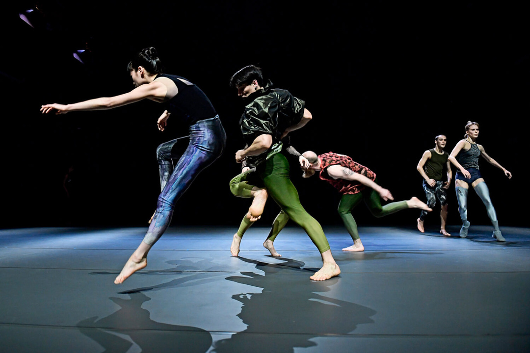 Ensemble of tanzmainz in *Sphynx* by Rafaële Giovanola at Staatstheater Mainz; photo and background: Andreas Etter