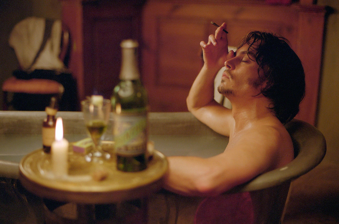 Inspektor Frederick Abberline (Johnny Depp) vernebelt sich die Sinne in «From Hell», ein Film von Albert & Allen Hughes aus dem Jahr 2011 (Standfoto)