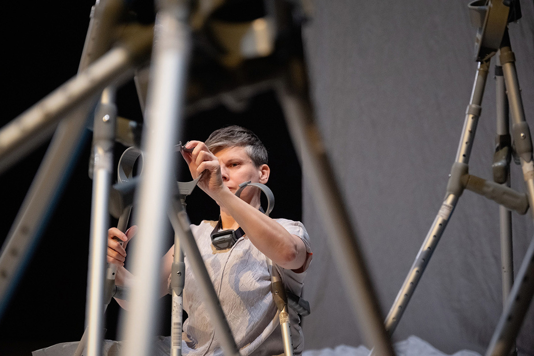 Claire Cunningham performing *Songs of the Wayfarer*, Künstler*innenhaus Mousonturm, 2024; photo: Sven Hagolani