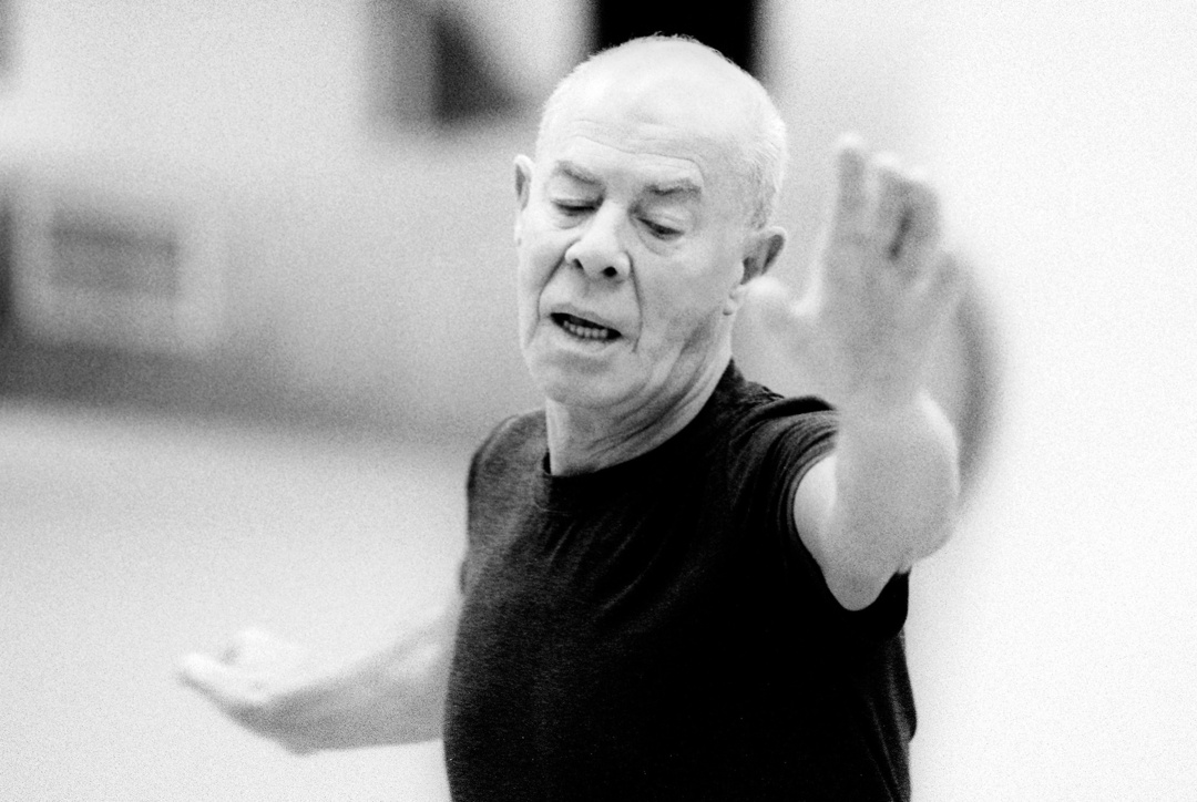 Hans van Manen during rehearsals for *Simple Things*, NDT 2, 2001; photo: Joris-Jan Bos ||| Background photo: Hans van Manen’s right-hand, 2022; by Erwin Olaf