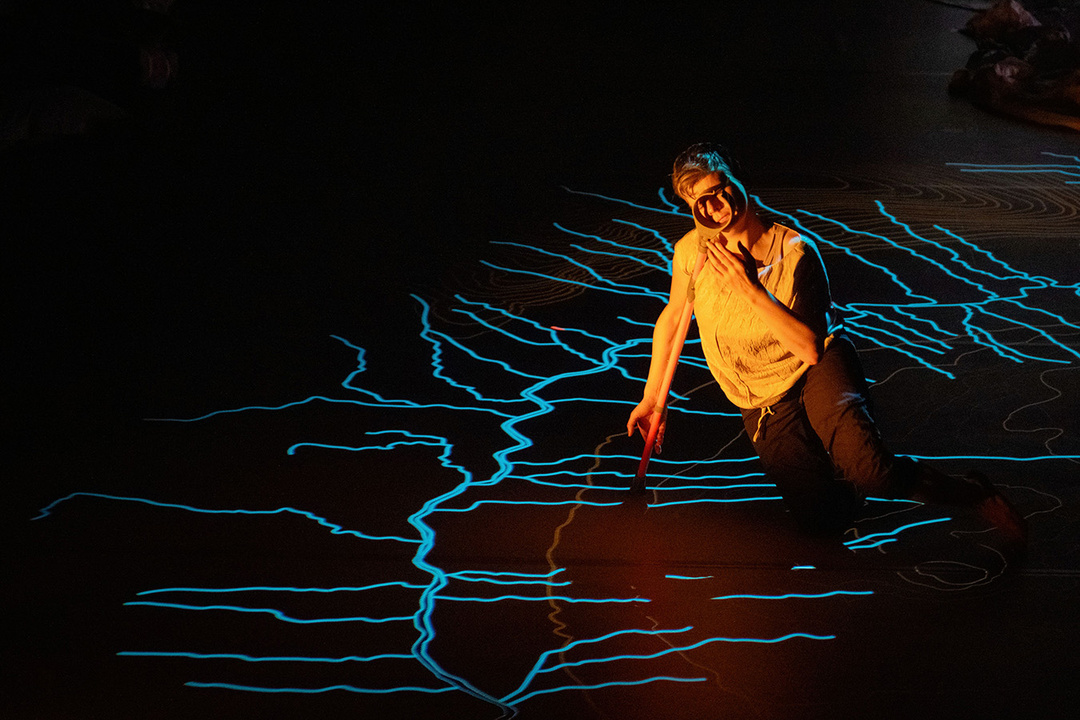 Claire Cunningham performing *Songs of the Wayfarer*, Künstler*innenhaus Mousonturm, 2024; photo and background: Sven Hagolani