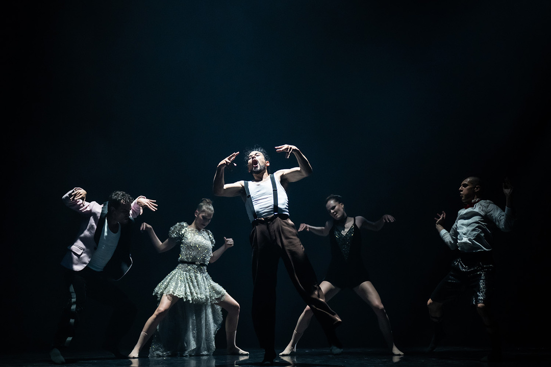 *Red Carpet* by Hofesh Shechter; photo and background: Julien Benhamou / OnP