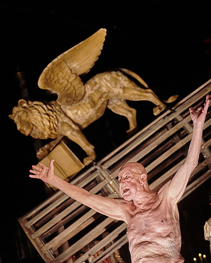JÜRGEN HOLTZ’ (10.8.1932–21.6.2020) letzter großer Auftritt als Galileo in Frank Castorfs Inszenierung von Brechts «Galileo Galilei» am Berliner Ensemble, Premiere im Januar 2019, Foto: Matthias Horn