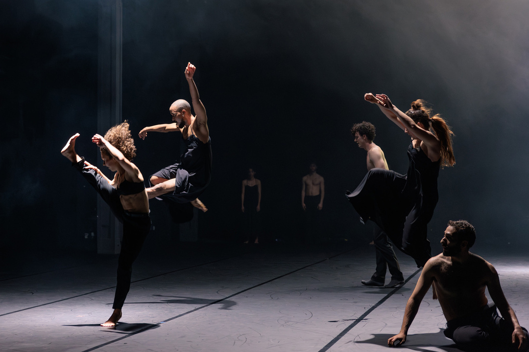 Sophia Borney, Yan Leiva, Sam Young-Wright, Solène Schnüriger and Ido Toledano in *Abschied* by Emanuel Gat; photo and background: Dominik Mentzos