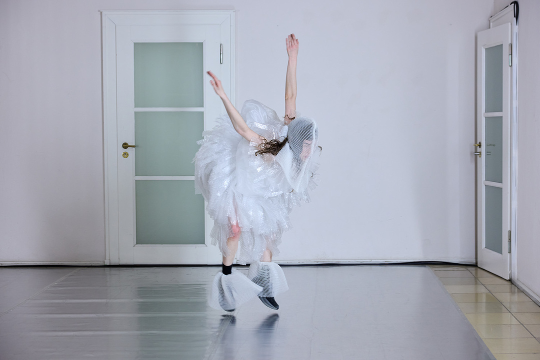 Louella May Hogan in *A Land Within*; photo: Dominik Mentzos