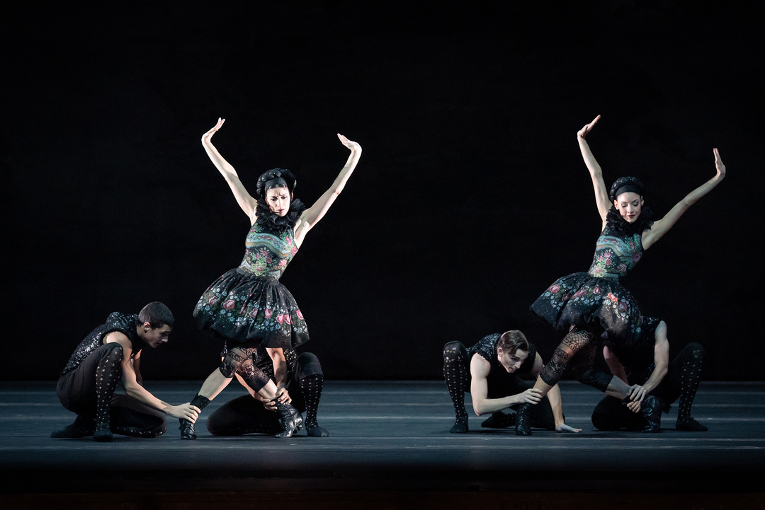 Gaspare Li Mandri, Adi Hanan, Daniel Vizcayo, Kristián Pokorný, Sinthia Liz and Edward Cooper in *Marsch, Walzer, Polka* by Martin Schläpfer, 2021: photo: Wiener Staatsballett/Ashley Taylor