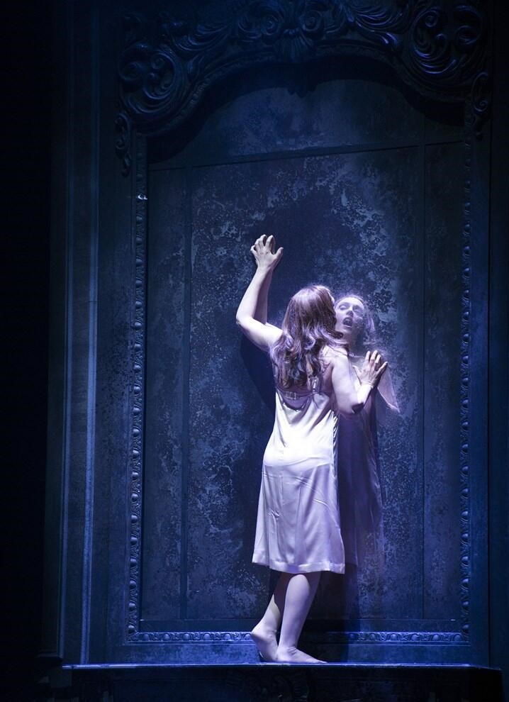 (Beide Bilder): «Semele» an der Komischen Oper Berlin, Foto: Monika Rittershaus 