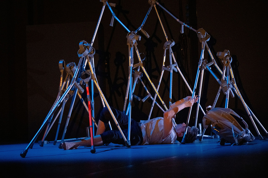 Claire Cunningham performing *Songs of the Wayfarer*, Künstler*innenhaus Mousonturm, 2024; photo: Sven Hagolani