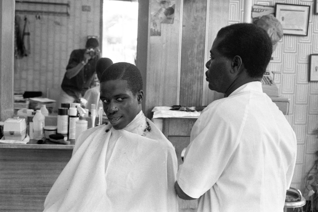 Jamel Shabazz, *A Self Portrait with John and Arthur, East Flatbush, NYC 1982*; © Jamel Shabazz, Courtesy Galerie Bene Taschen, Köln