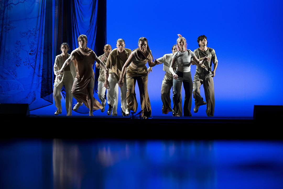 Riccardo Romeo, Gerd Wiemer, Jasmin Eberl, Marcus Günzel und Gero Wendorff, Sophie Berner; photo and background: Pawel Sosnowski