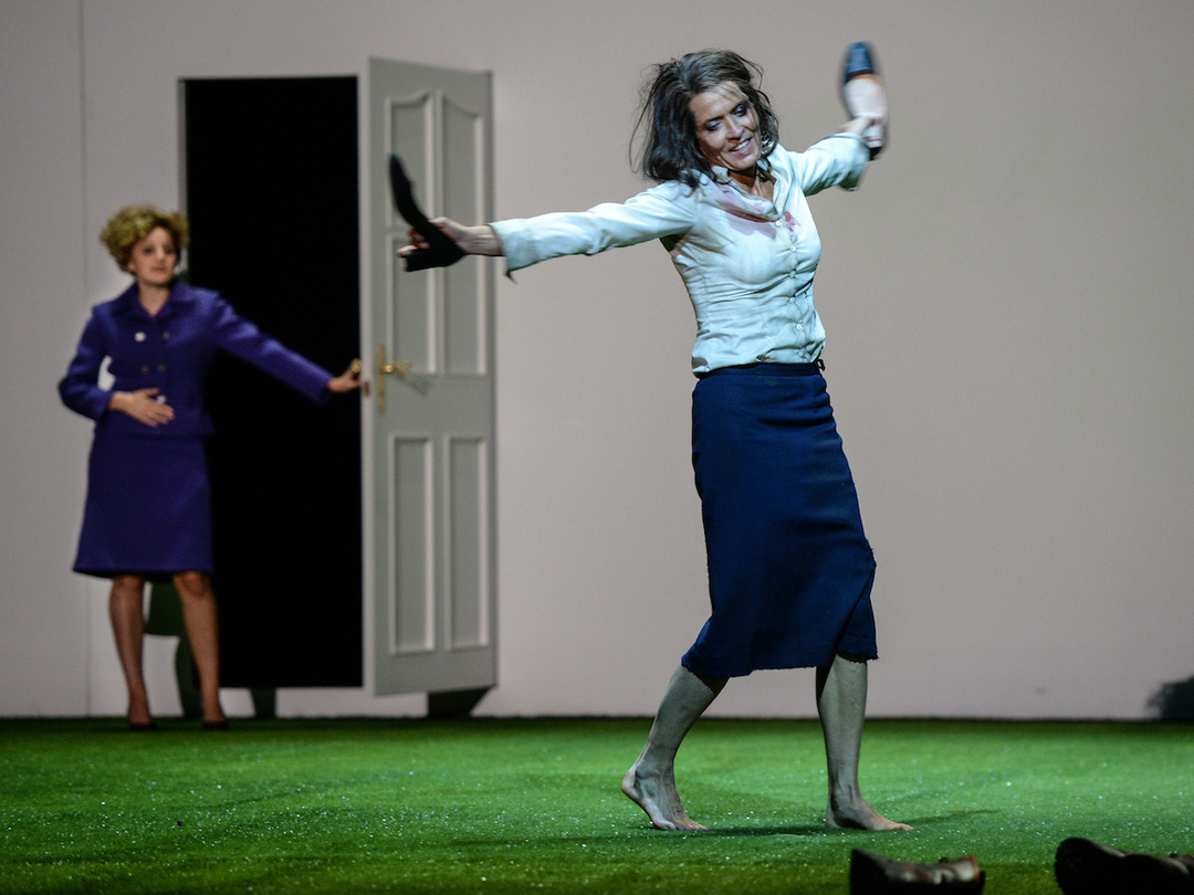 Ulrike Folkerts mit Kollegin Celina Rongen in «Für immer schön (UA)» am Nationaltheater Mannheim. Foto: Theater/Hans Jörg Michel