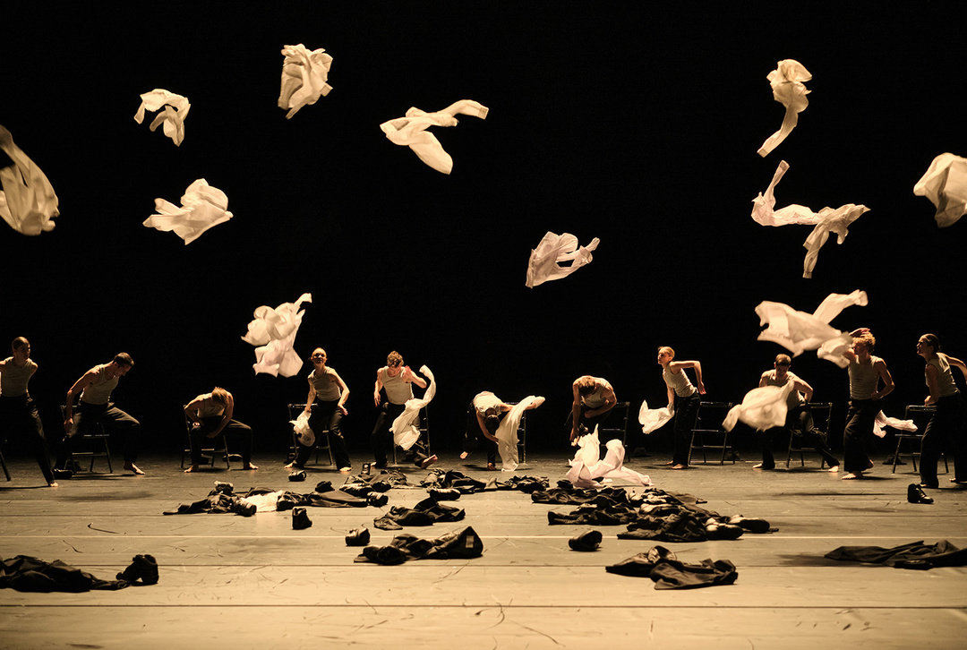 *Minus 16* by Ohad Naharin from the eponymous double bill, Staatsballett Berlin, 2024; photo: Admill Kuyler