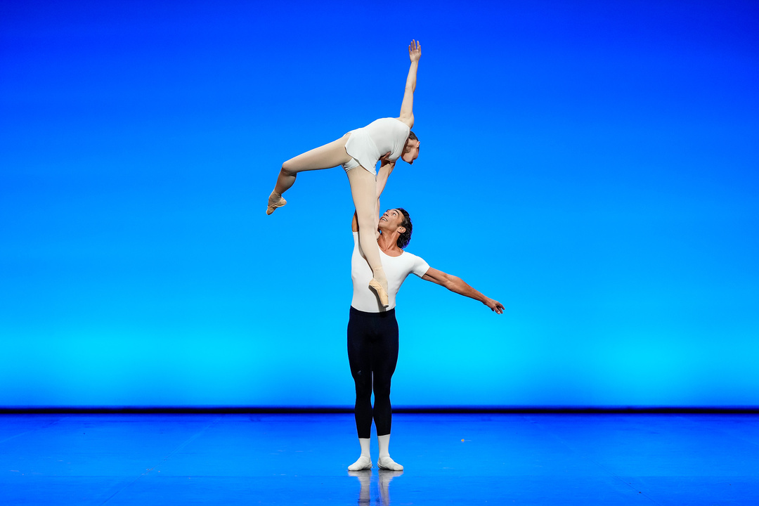 *Hommage à Bolshoi* by John Cranko with Elisa Badenes and Jason Reilly; photo and background: Roman Novitzky/Stuttgart Ballet