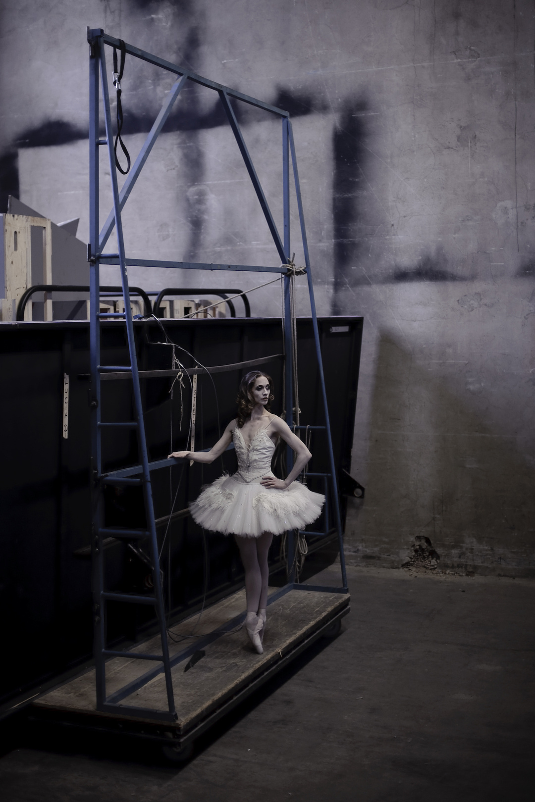 Alicia Amatriain im Schwanensee Kostüm portraitiert von Sebastien Galtier