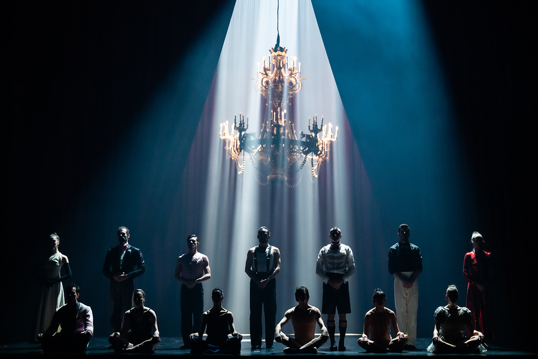 *Red Carpet* by Hofesh Shechter; photo and background: Julien Benhamou / OnP