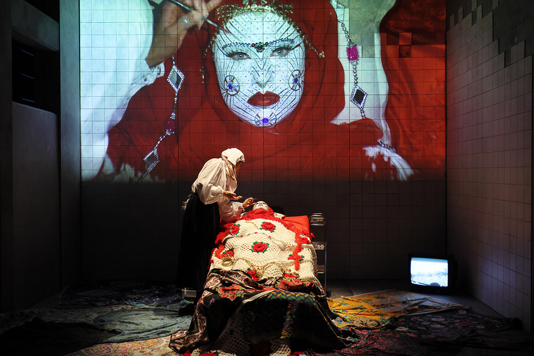 Natalia Leniartek (Make-Up) und Saskia Roy (Make-up-Model) in Marina Abramović's *Balkan Erotic Epic*; photo: Marco Anelli