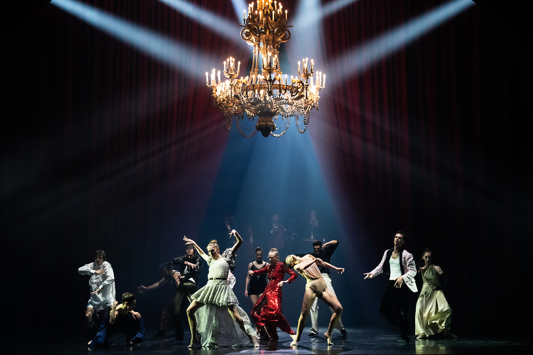 *Red Carpet* by Hofesh Shechter; photo and background: Julien Benhamou / OnP