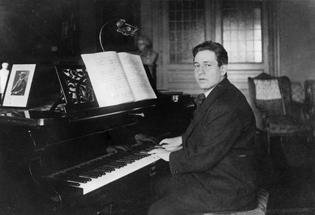Erich W. Korngold beim Klavierspiel. Foto, um 1920 (Original und digital koloriert) 