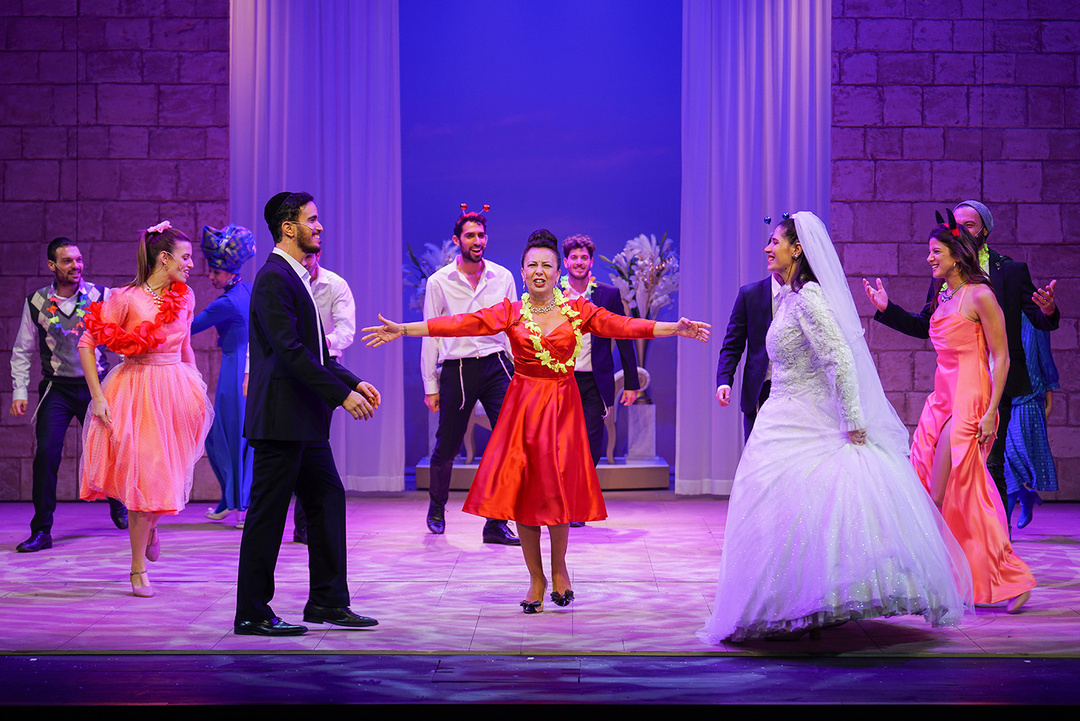 Ensemble in Oen Yaacobis Musical «Durch die Wand» nach dem gleichnamigen Film von Rama Burstein, 2022 inszeniert von Iddo Rozenberg, beide am Beit Lessin Theater Tel Aviv, Foto: Eyal Landsman