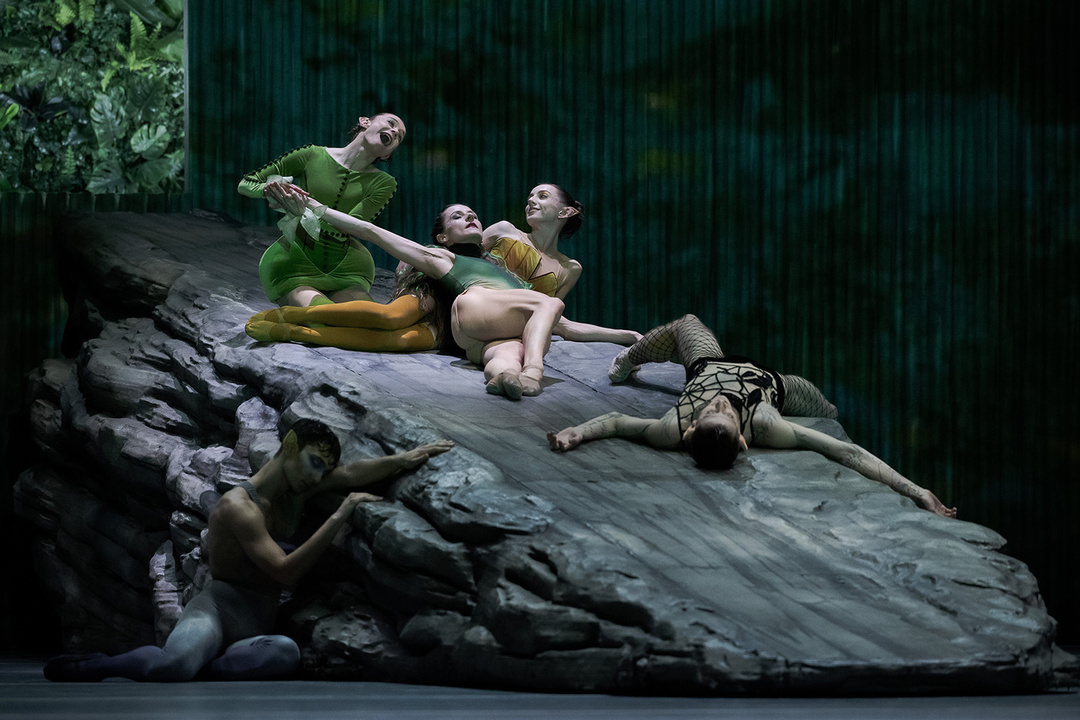 Anthony Tette, Emma Antrobus, Weronika Frodyma, Fiona McGee and Shaked Heller in *Ein Sommernachtstraum*; photo: Yan Revazov