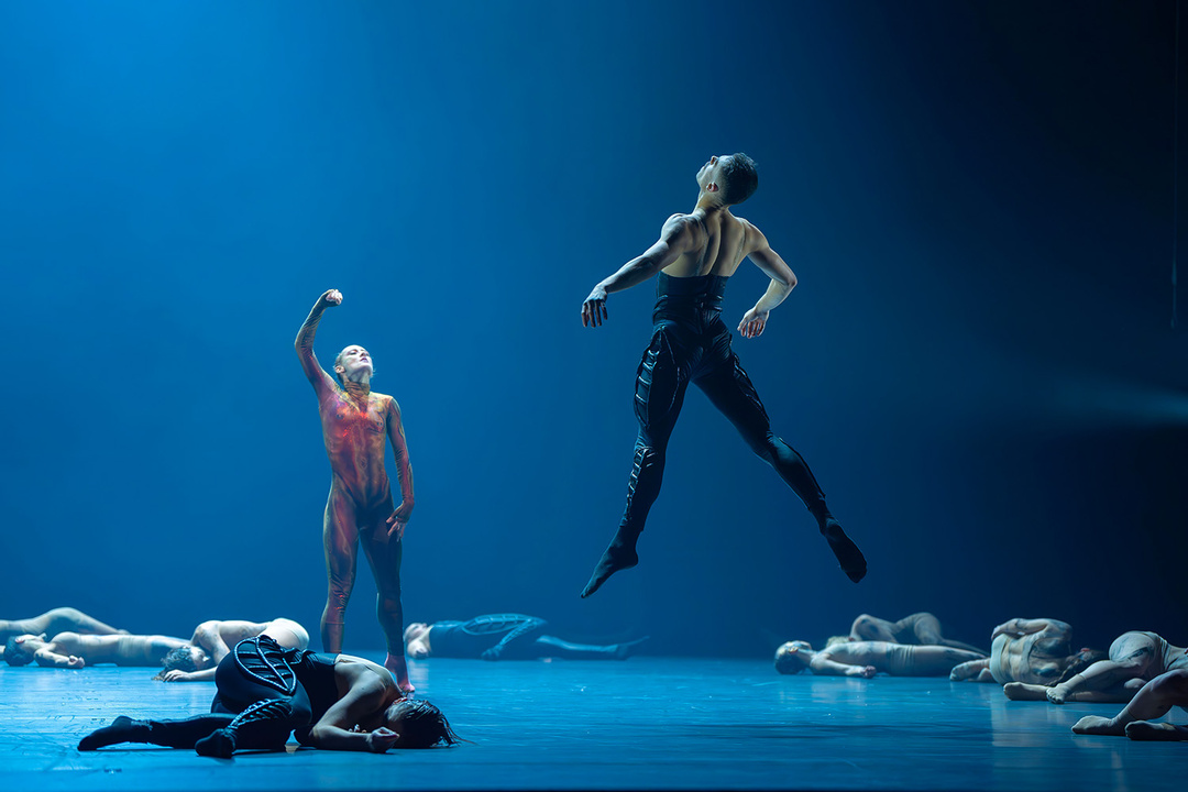 Alisa Uzunova, Jay Ariës; photo and background: Jesús Vallinas
