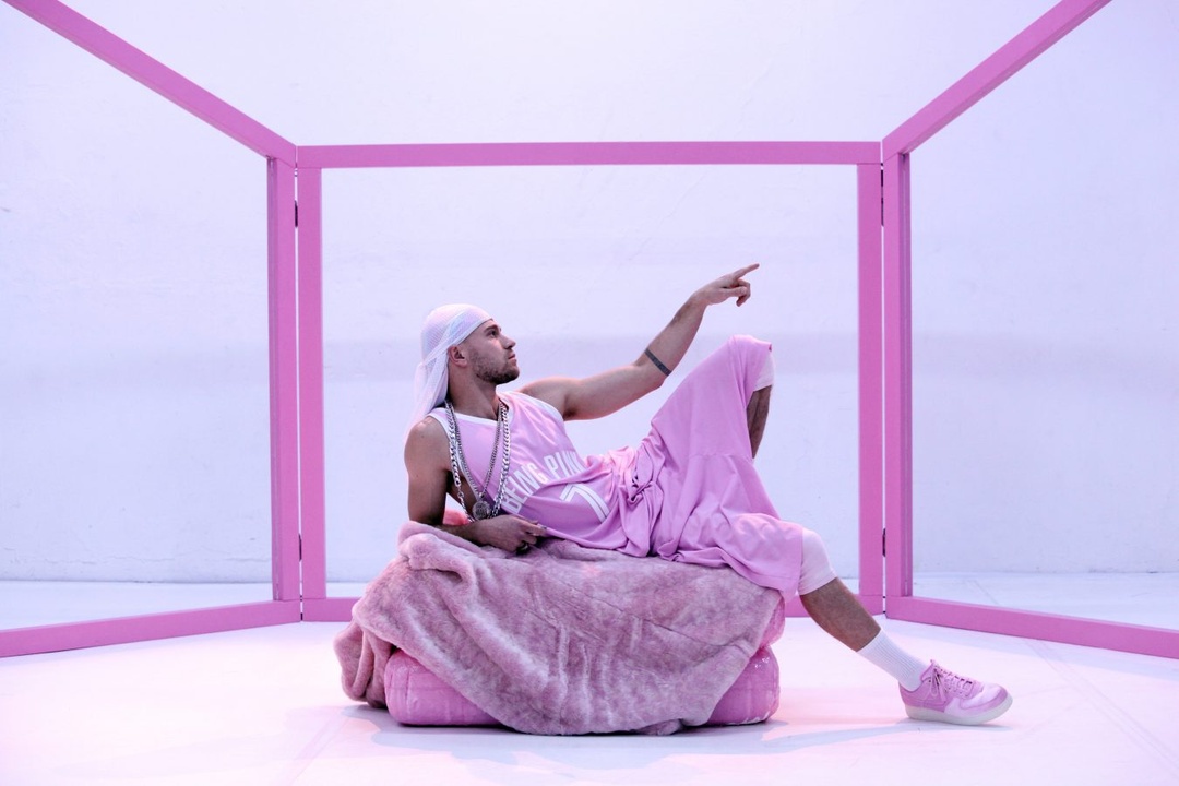 RUDI NATTERER in Joana Tischkaus Performance «Being Pink Ain’t Easy», Foto: Dorothea Tuch