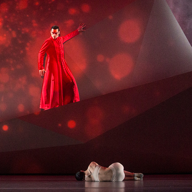 Denis Mehmeti (Man), Ali San Uzer (Prometheus), Kana Imagawa (Woman); photo: Harald Dietz; photo and background: Harald Dietz
