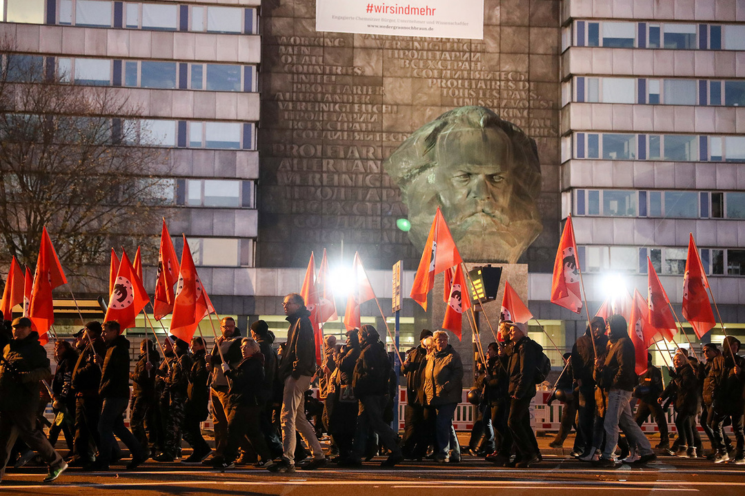 Chemnitz am 16.11.2018: Teilnehmer einer rechten Kundgebung ziehen am Chemnitzer Karl-Marx-Denkmal vorbei. Foto: picturealliance/dpa-Zentralbild/dpa