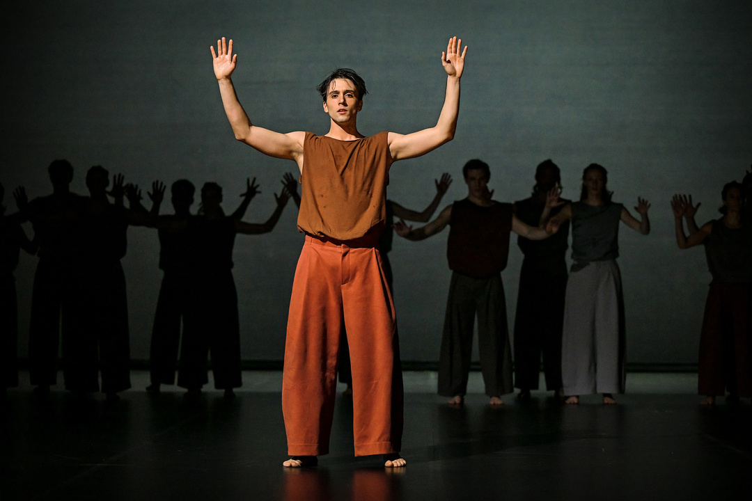 Gionata Sargentini and Ensemble in *Le Sacre du printemps* by Choreographer George-Cespedes; photo and background: Andreas Etter