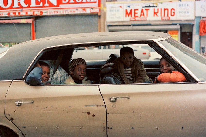 Jamel Shabazz, *Joy riding Flatbush, Brooklyn, NYC 1981*; © Jamel Shabazz, Courtesy Galerie Bene Taschen, Köln
