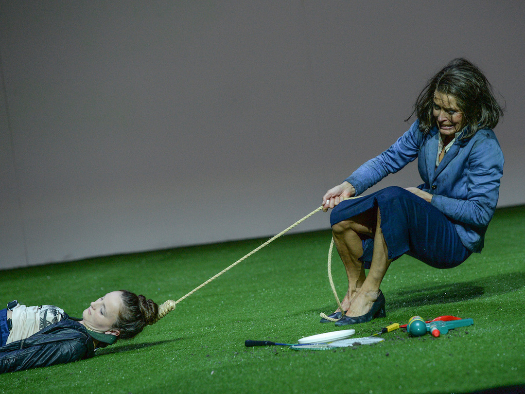 Ulrike Folkerts in «Für immer schön (UA)» am Nationaltheater Mannheim. Foto: Theater/Hans Jörg Michel