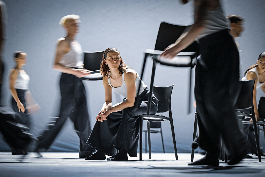 Amber Pansters and the ensemble in *Underdog*; photo: Andreas Etter