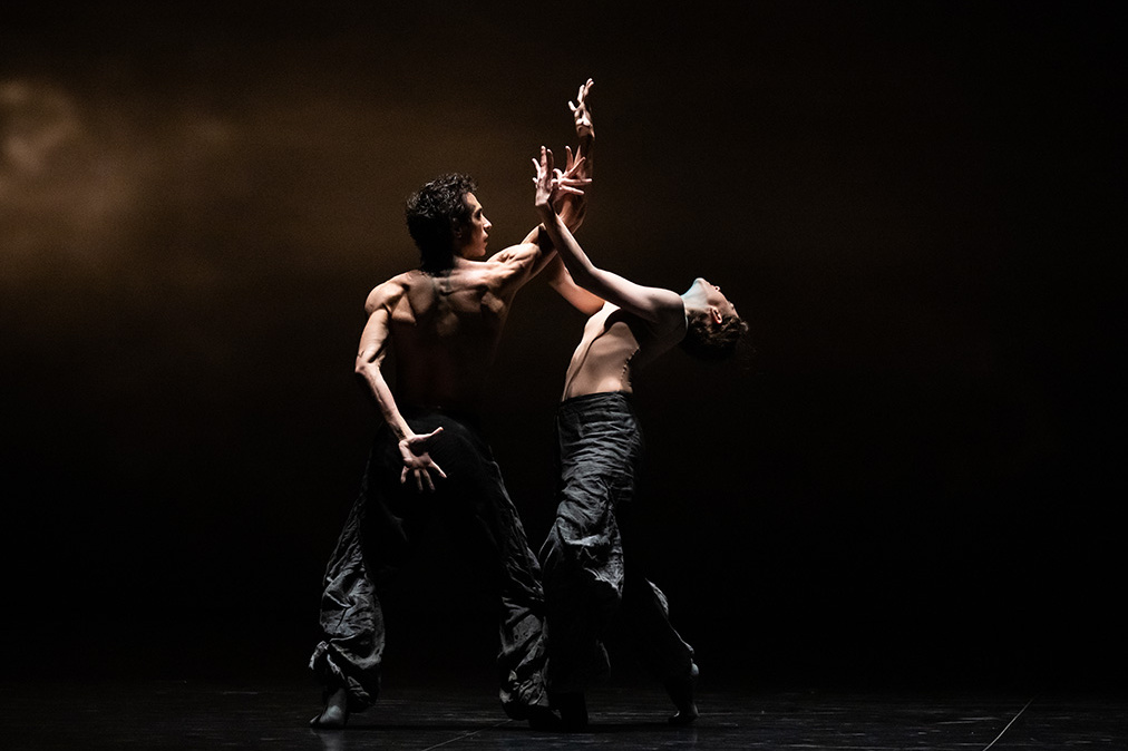 *The Seasons' Canon* by Crystal Pite; photo and background: Julien Benhamou