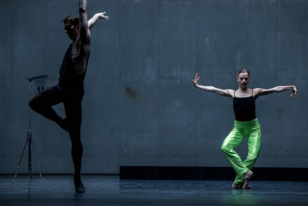 *Approximate Sonata* by William Forsythe, 2016; photo and background: Yan Revazov