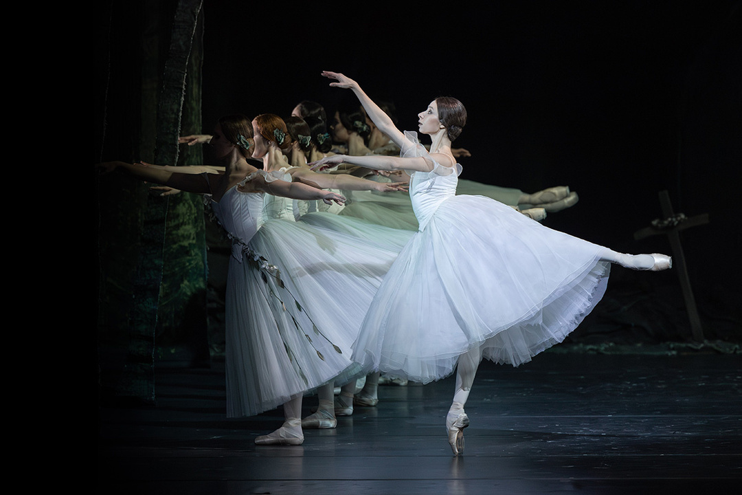 Ksenia Shevtsova in *Giselle* by Peter Wright, Bayerisches Staatsballett; photo: Katja Lotter