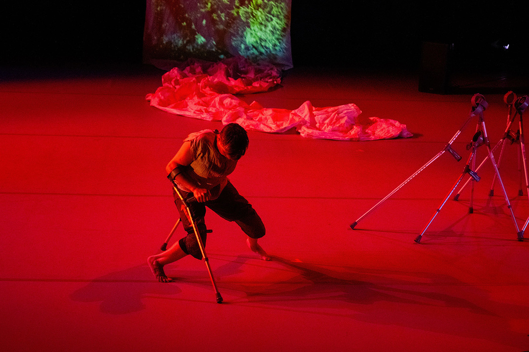 Claire Cunningham performing *Songs of the Wayfarer*, Künstler*innenhaus Mousonturm, 2024; photo: Sven Hagolani