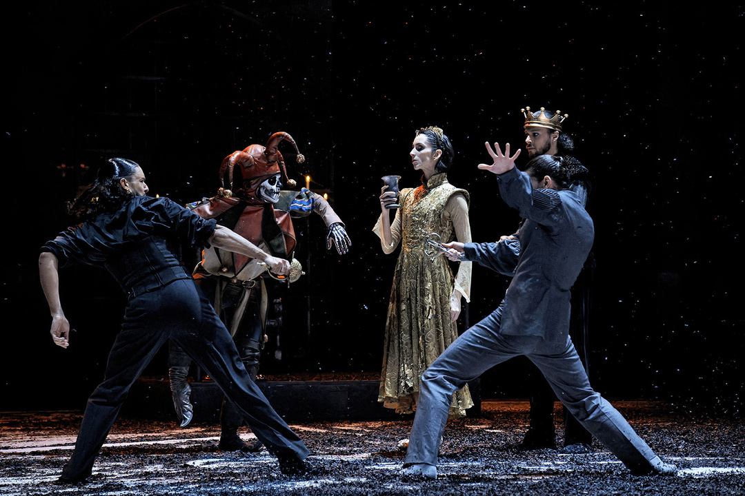 Wilson Baptista, Jasper Arran, Julia Weiss, Miguel Lopes, Hénoc Waysenson in *Hamlet*; photo: Agathe Poupeney