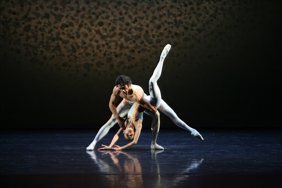 *Voluntaries* by Glen Tetley with Alicia Amatriain and Jason Reilly; photo: Stuttgart Ballet
