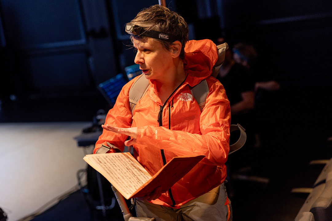 Claire Cunningham performing *Songs of the Wayfarer*, Künstler*innenhaus Mousonturm, 2024; photo: Sven Hagolani