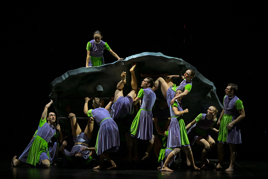 Ensemble in *Le Sacre du printemps* by Choreographer George-Cespedes; photo and background: Andreas Etter