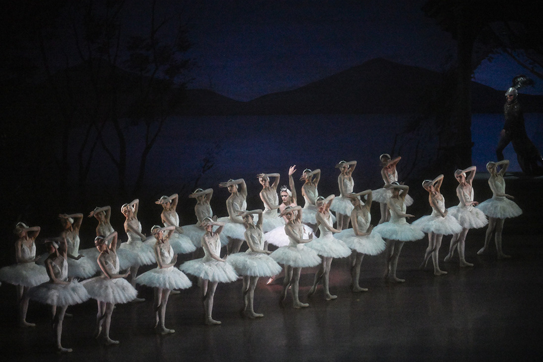 The Stuttgart Ballet in John Cranko’s *Swan Lake*; photo: Stuttgart Ballet