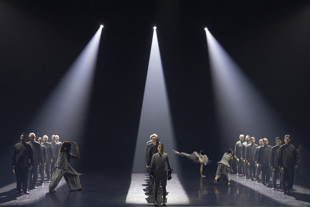 Valerie Yeo, Ensemble Tanz Münster, opera chorus Theater Münster; photo: Jubal Battisti