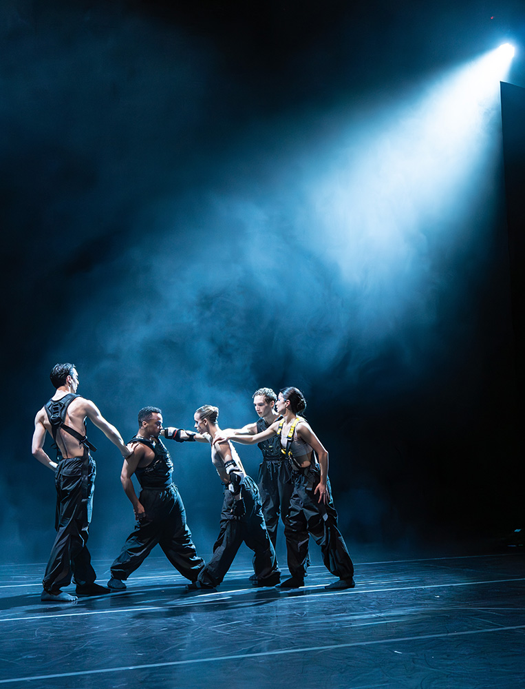 *Out of Love 1*, Vibe(s)-Lich(t) by Lilit Hakobyan; Lester René González Álvarez, Garance Vignes, Diego Urdangarin, Nicol Omezzolli, Ryan Drobner; photo: Stephan Walzl