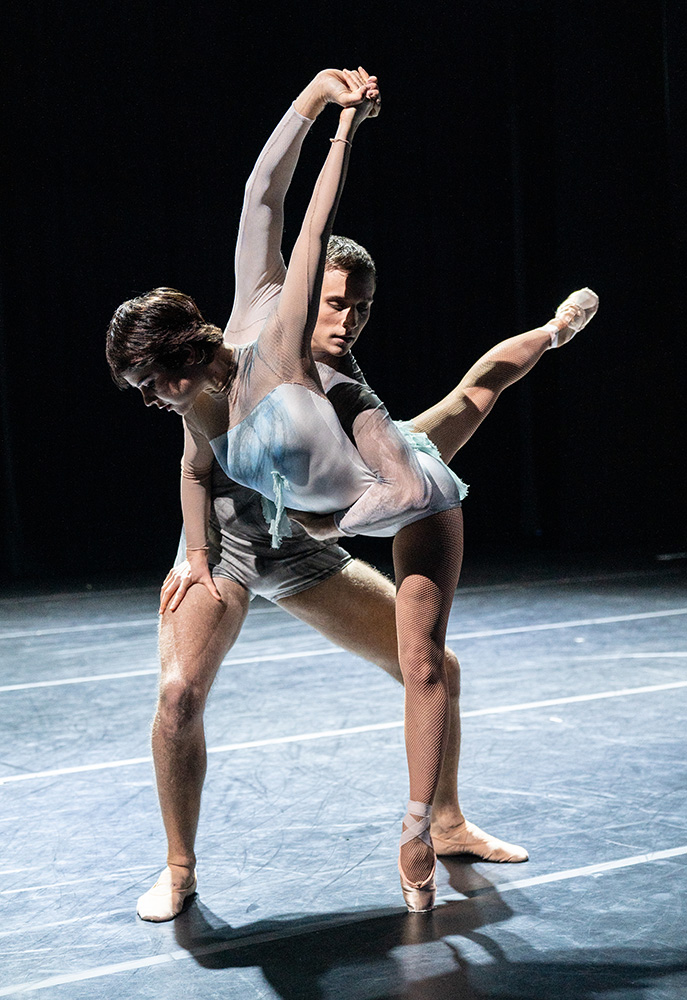*Weisse Schwalbe 1*, Vibe(s)-Lich(t) by So-Yeon Kim-von der Beck; Amaya Simon, Noah Franck; photo: Stephan Walzl