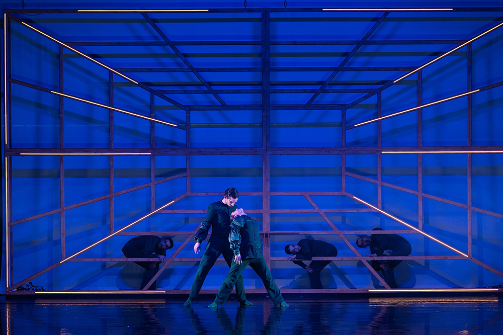 Daniel Moret Chanza, Marianna Pavento, Ensemble; photos and background: Rolf K. Wegst