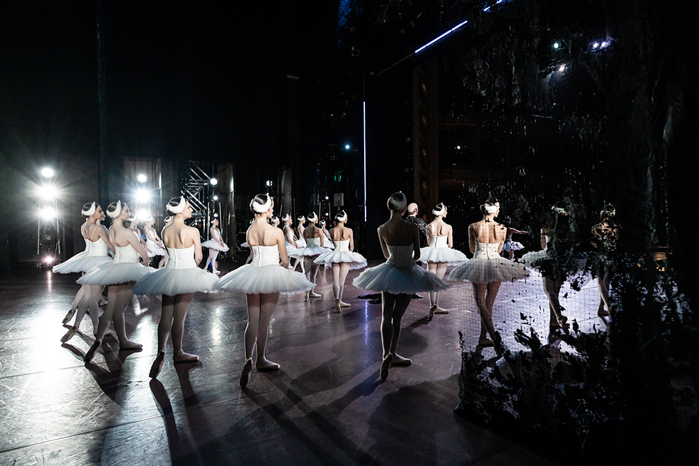 *Swan Lake* from the stage perspective, Stuttgart Ballet; photo and background: Roman Novitzky