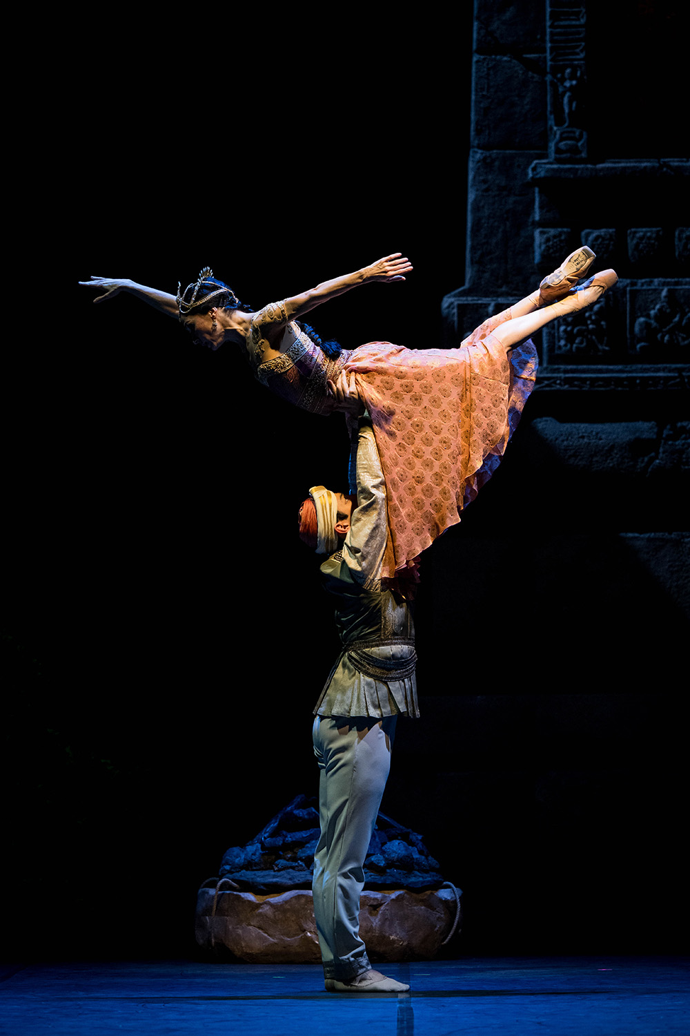 Anna Tsygankova and Giorgi Potskhishvili in *La Bayadère*; photo and background: Leszek Januszewski