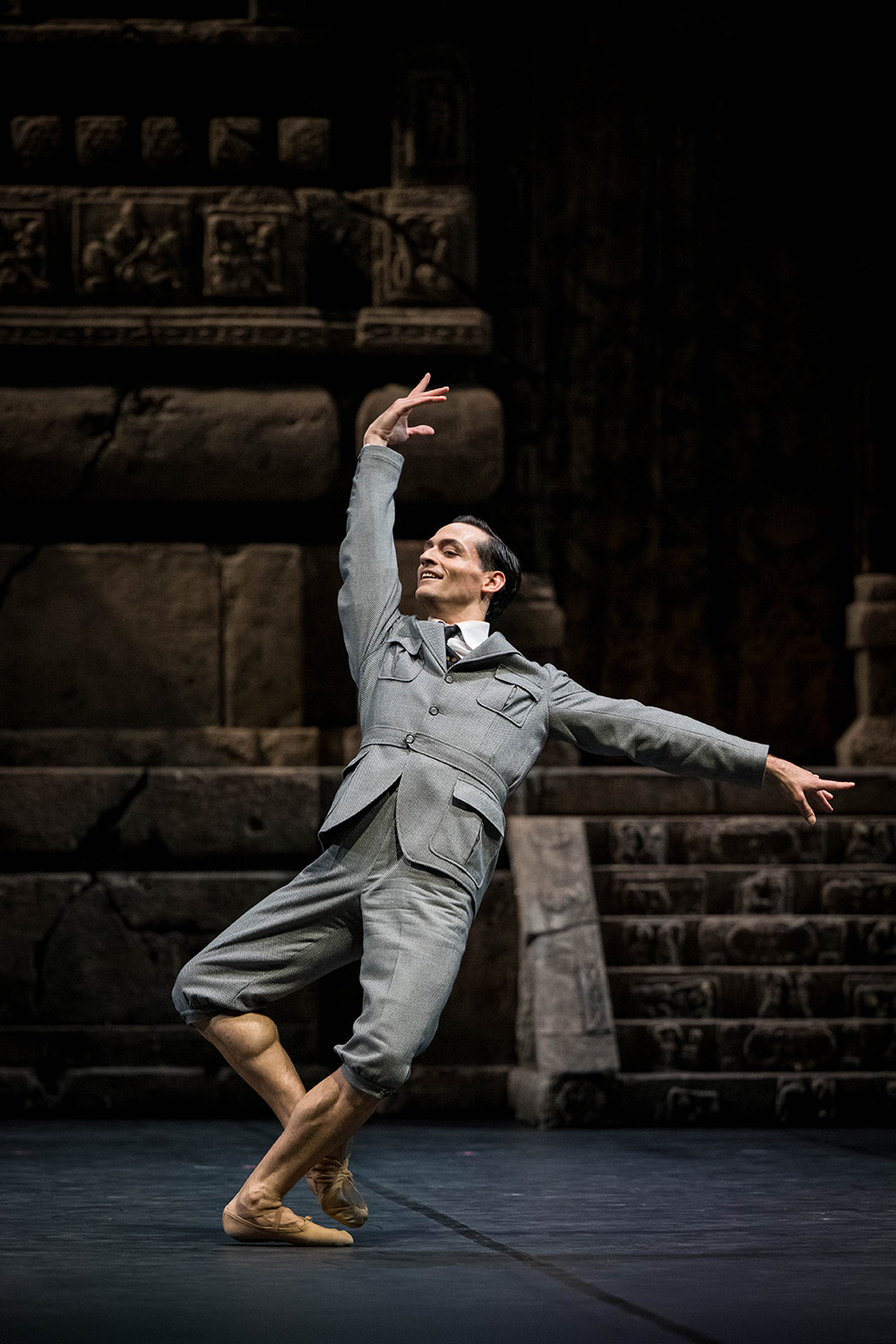 Filip Kvacák in *La Bayadère*; photo and background: Leszek Januszewski